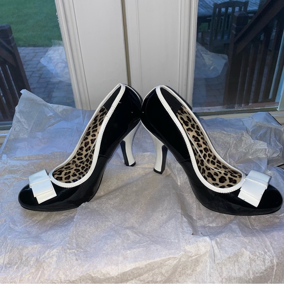 Pin Up Couture Black and White pumps - Picture 4 of 11